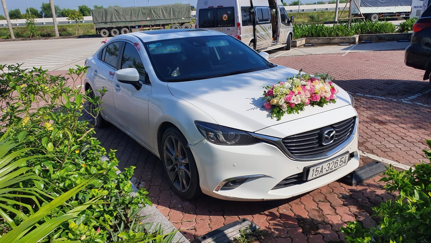 XE CƯỚI MAZDA 6 TRẮNG + HOA TƯƠI TRANG TRÍ ĐÓN DÂU TẠI THÁI NGUYÊN