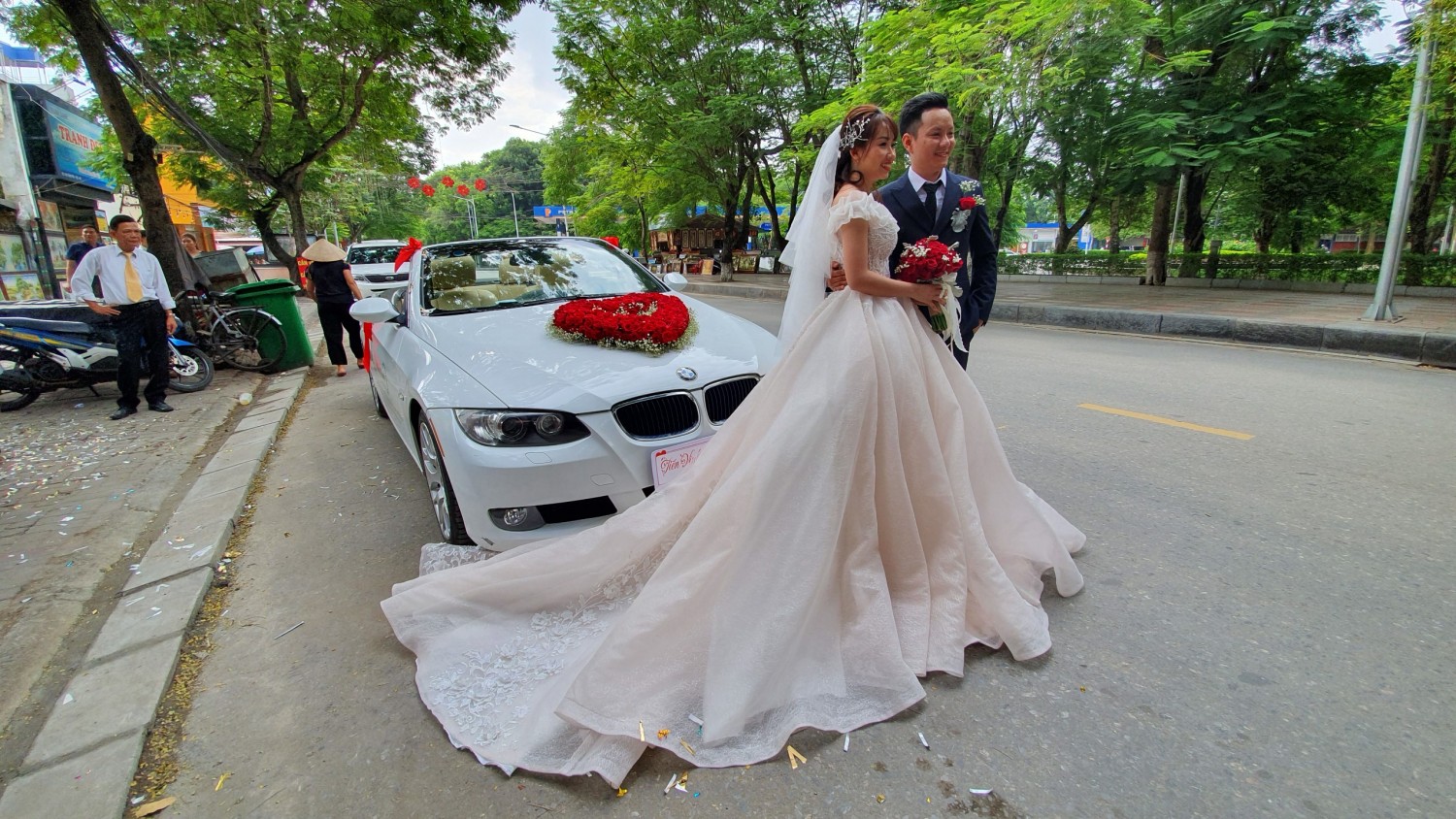 XE CƯỚI BMW MUI TRẦN ĐÓN DÂU TỪ TRẦN PHÚ – NGÔ QUYỀN ĐẾN HÙNG VƯƠNG – HỒNG BÀNG